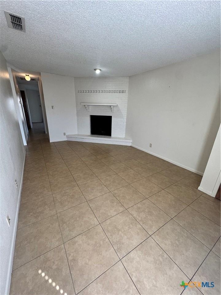 201 Versailles St - Photo 2 of 14