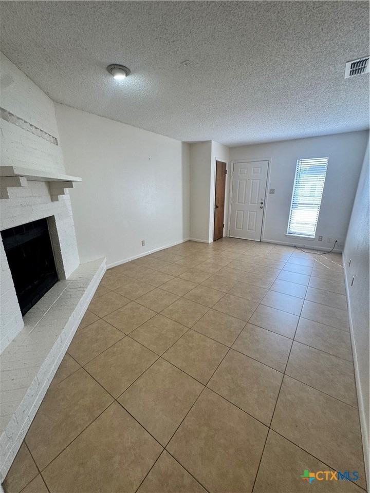 201 Versailles St - Photo 3 of 14