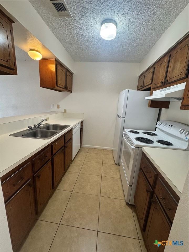 201 Versailles St - Photo 4 of 14