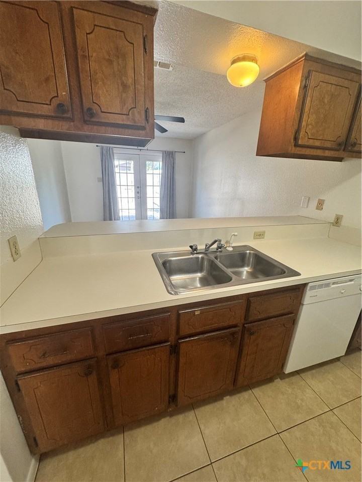 201 Versailles St - Photo 5 of 14