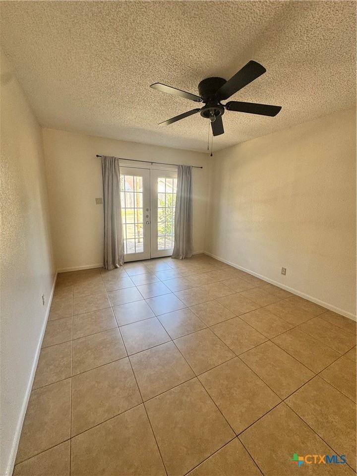 201 Versailles St - Photo 6 of 14