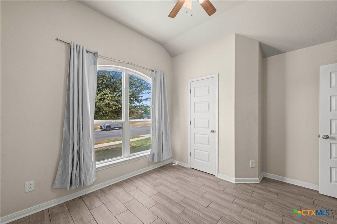 410 Pointer St - Photo 4 of 28