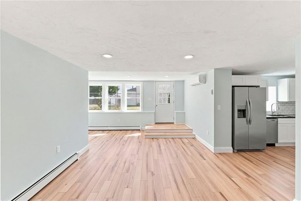 16 Grace Ave - Photo 4 of 22