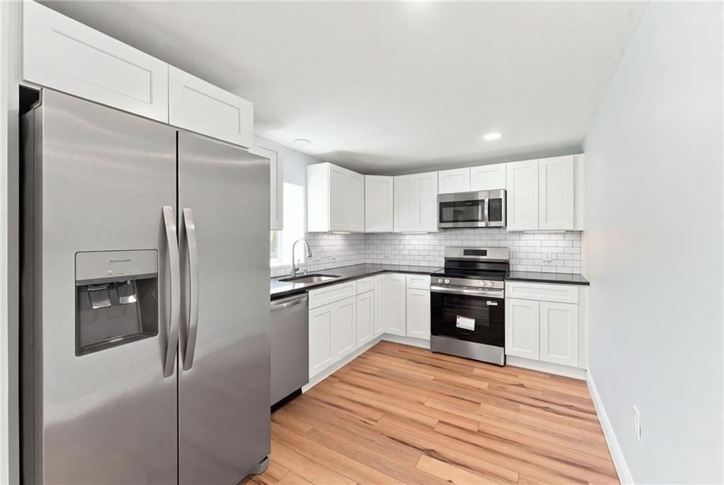 16 Grace Ave - Photo 6 of 22