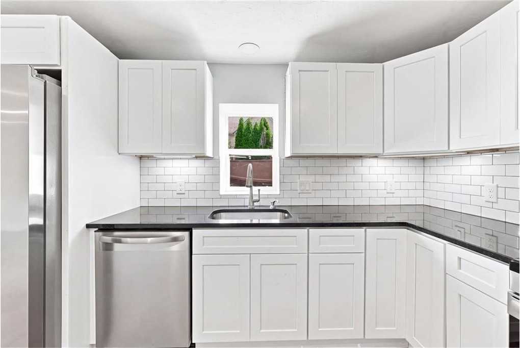 16 Grace Ave - Photo 7 of 24