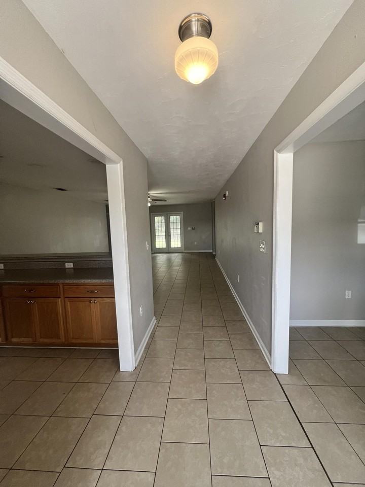 2633 Mission Rd - Photo 2 of 20