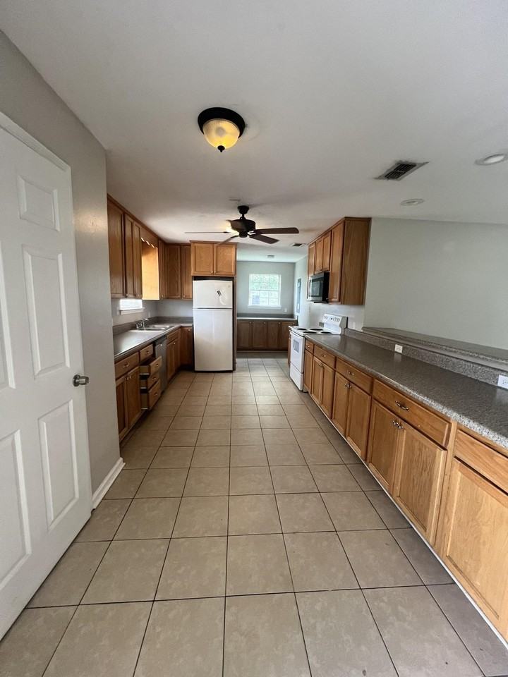 2633 Mission Rd - Photo 4 of 20