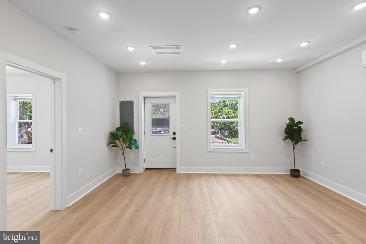 2236 40th St Nw #4 - Photo 5 of 38