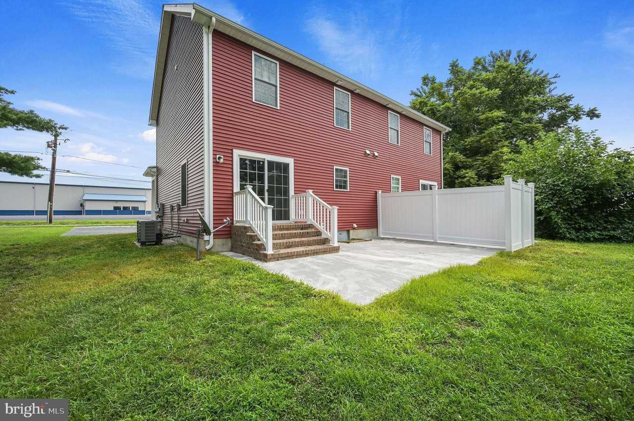122 N West St #B - Photo 2 of 15