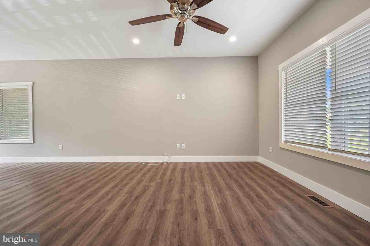 122 N West St #B - Photo 3 of 15