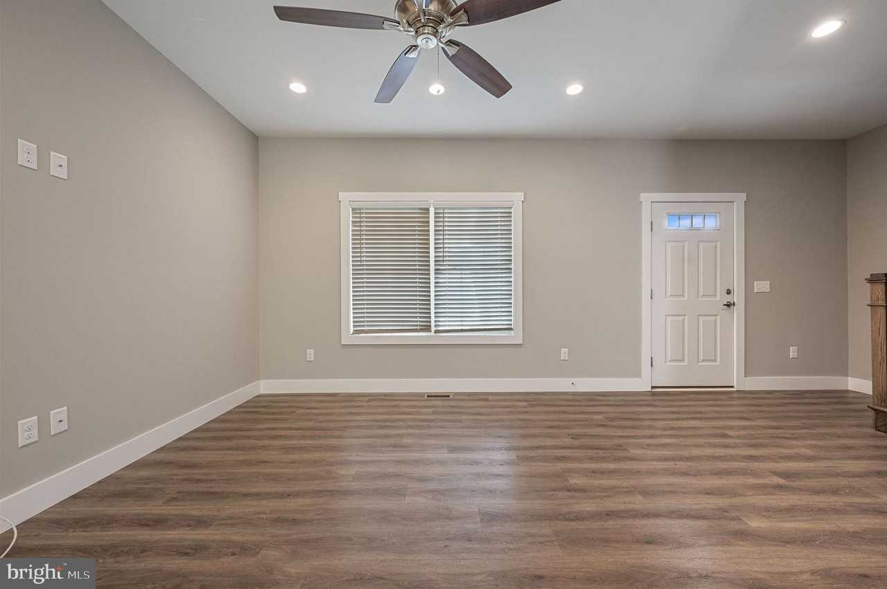 122 N West St #B - Photo 5 of 15