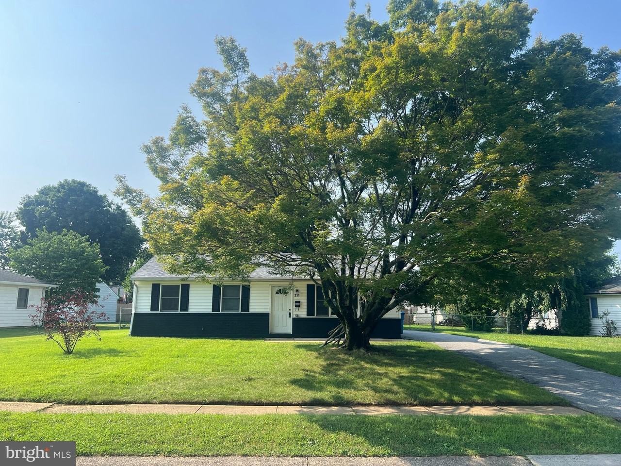 211 N Brownleaf Rd - Photo 2 of 16