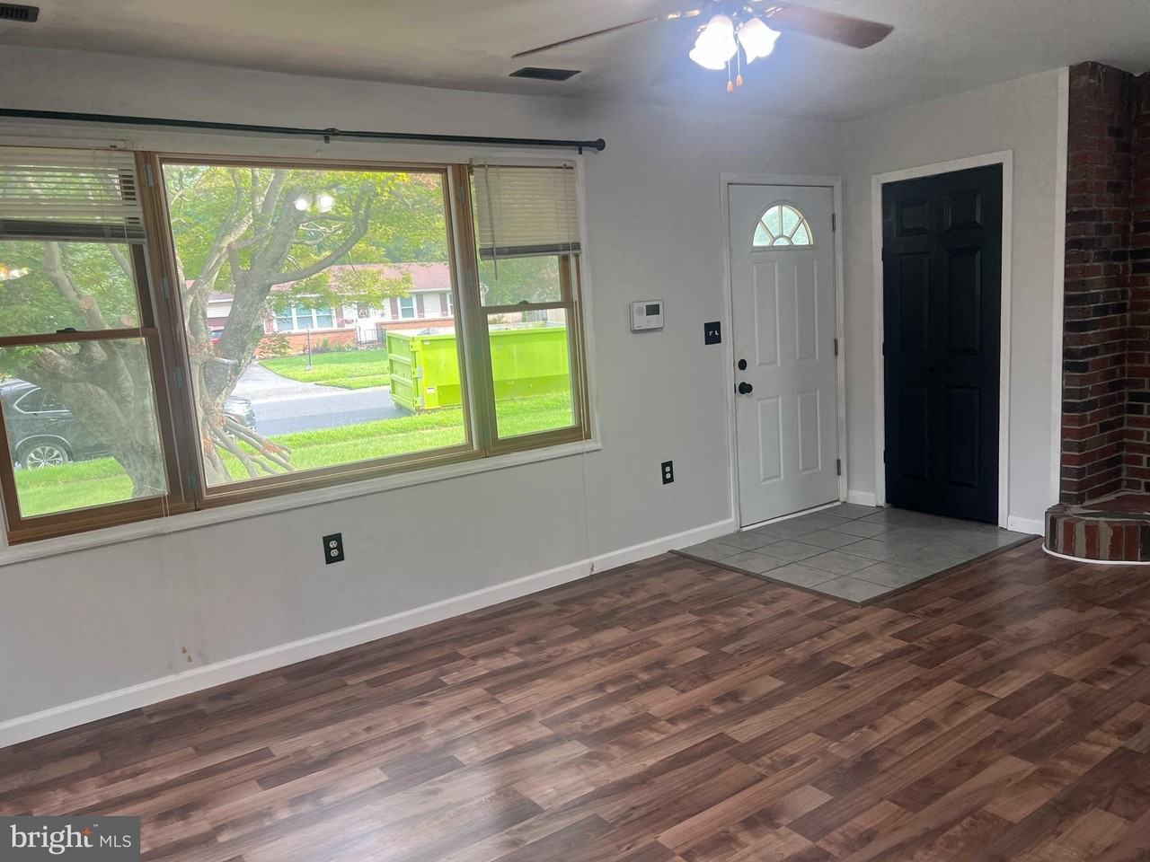 211 N Brownleaf Rd - Photo 3 of 16