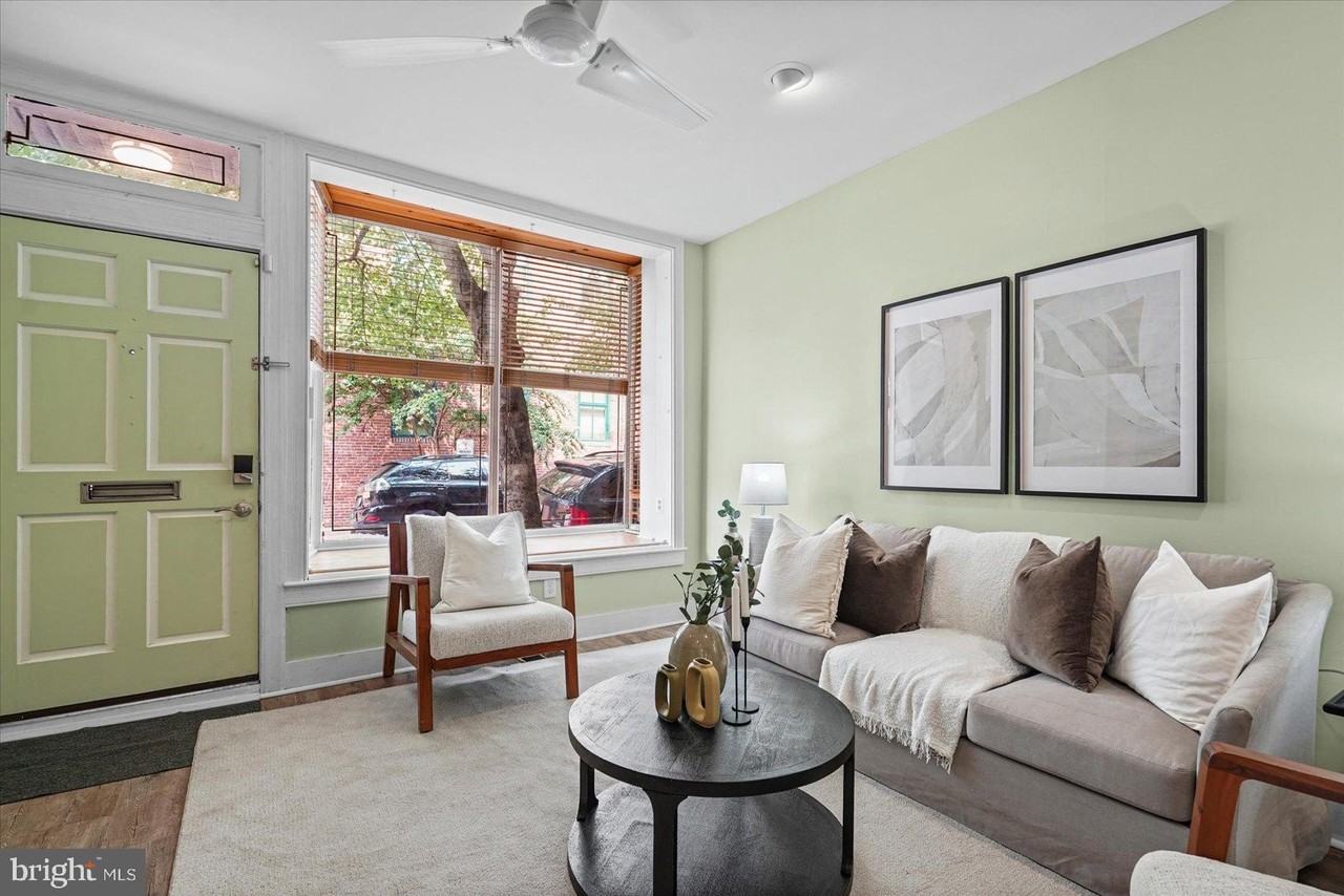 211 Penn St - Photo 4 of 38