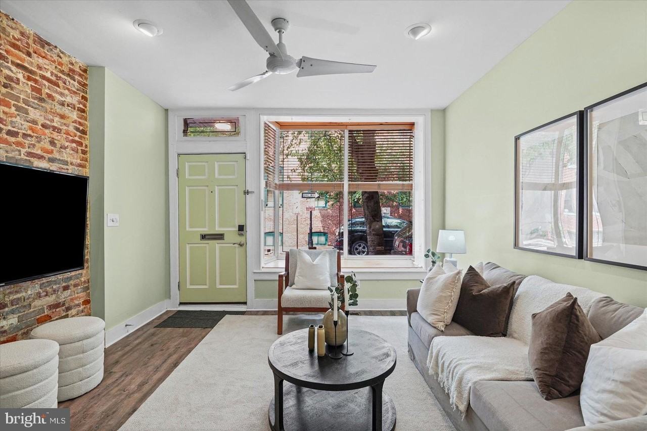 211 Penn St - Photo 5 of 38