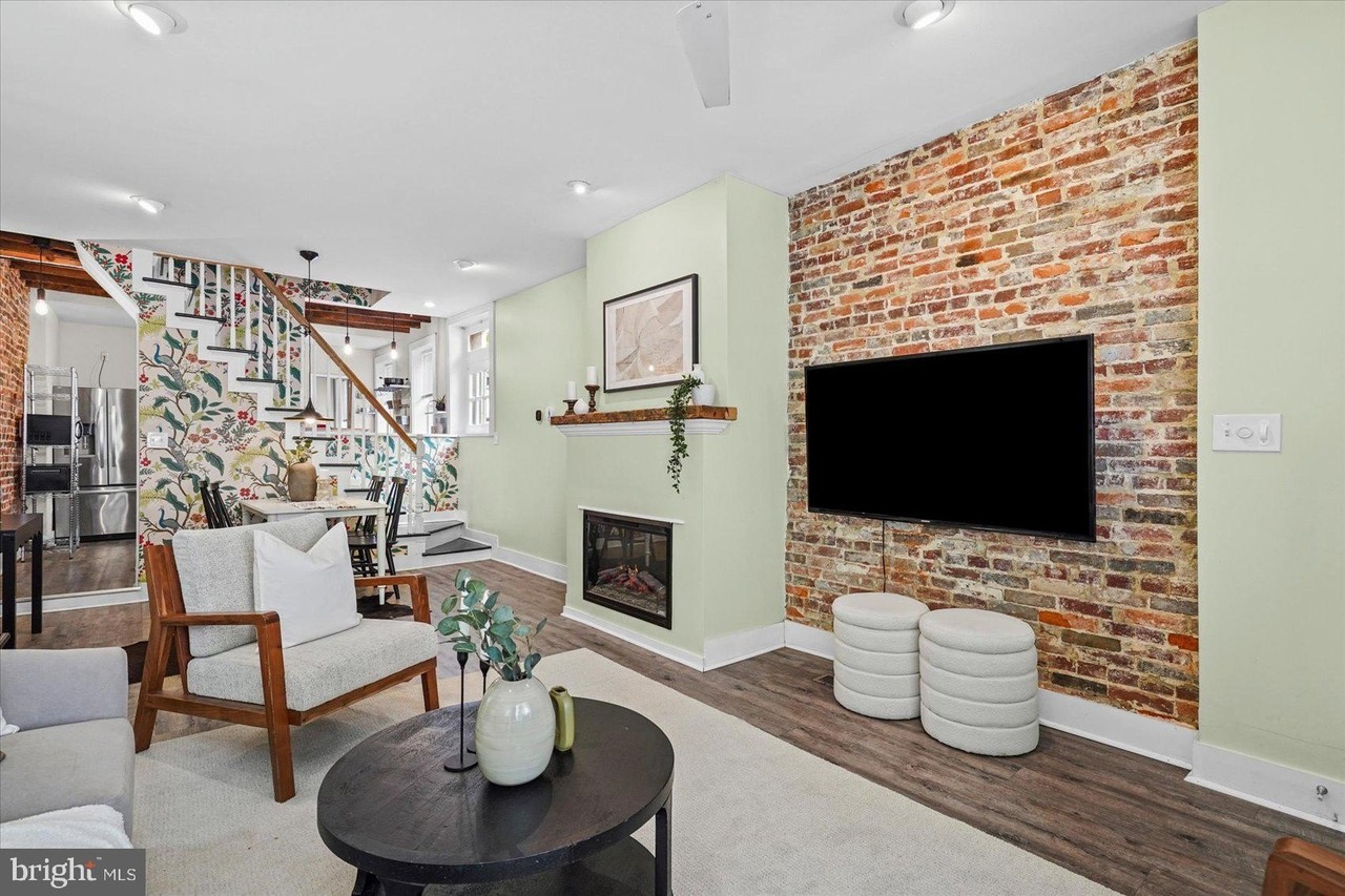 211 Penn St - Photo 7 of 38