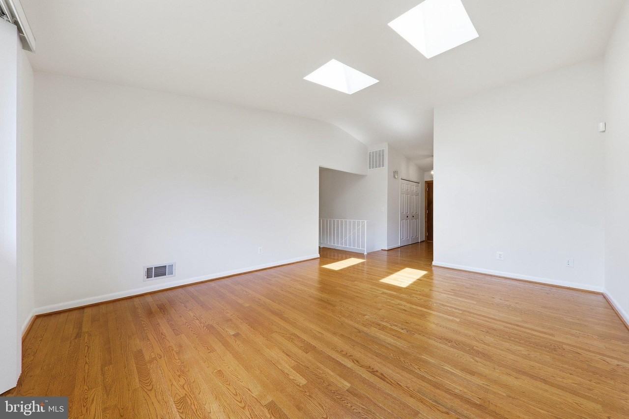 11601 Gowrie Ct - Photo 5 of 48