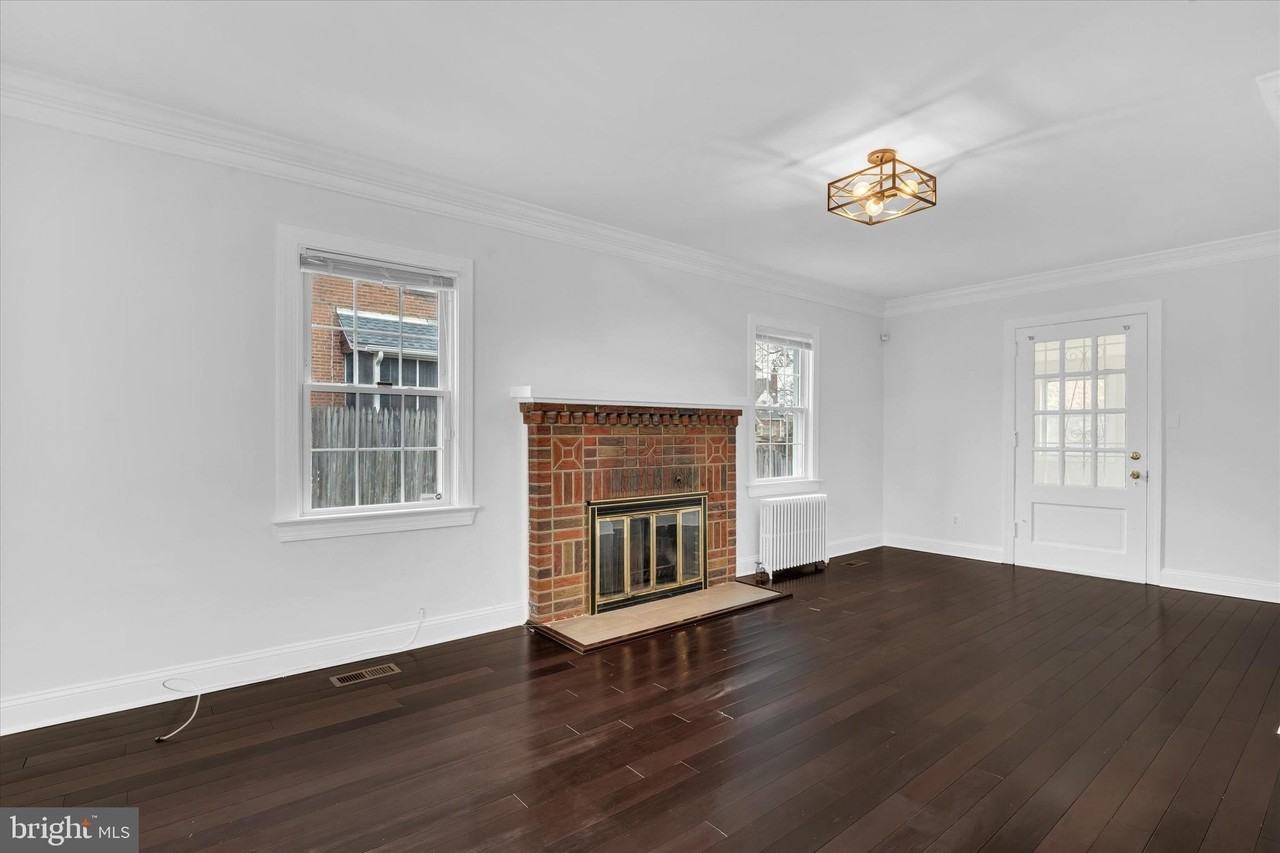 1002 Chillum Rd - Photo 4 of 45