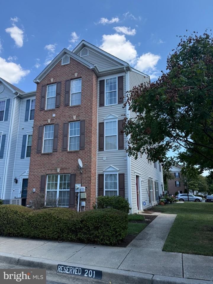 3801 Elmcrest Ln - Photo 2 of 26