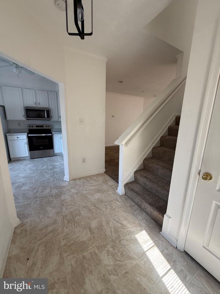 3801 Elmcrest Ln - Photo 4 of 26