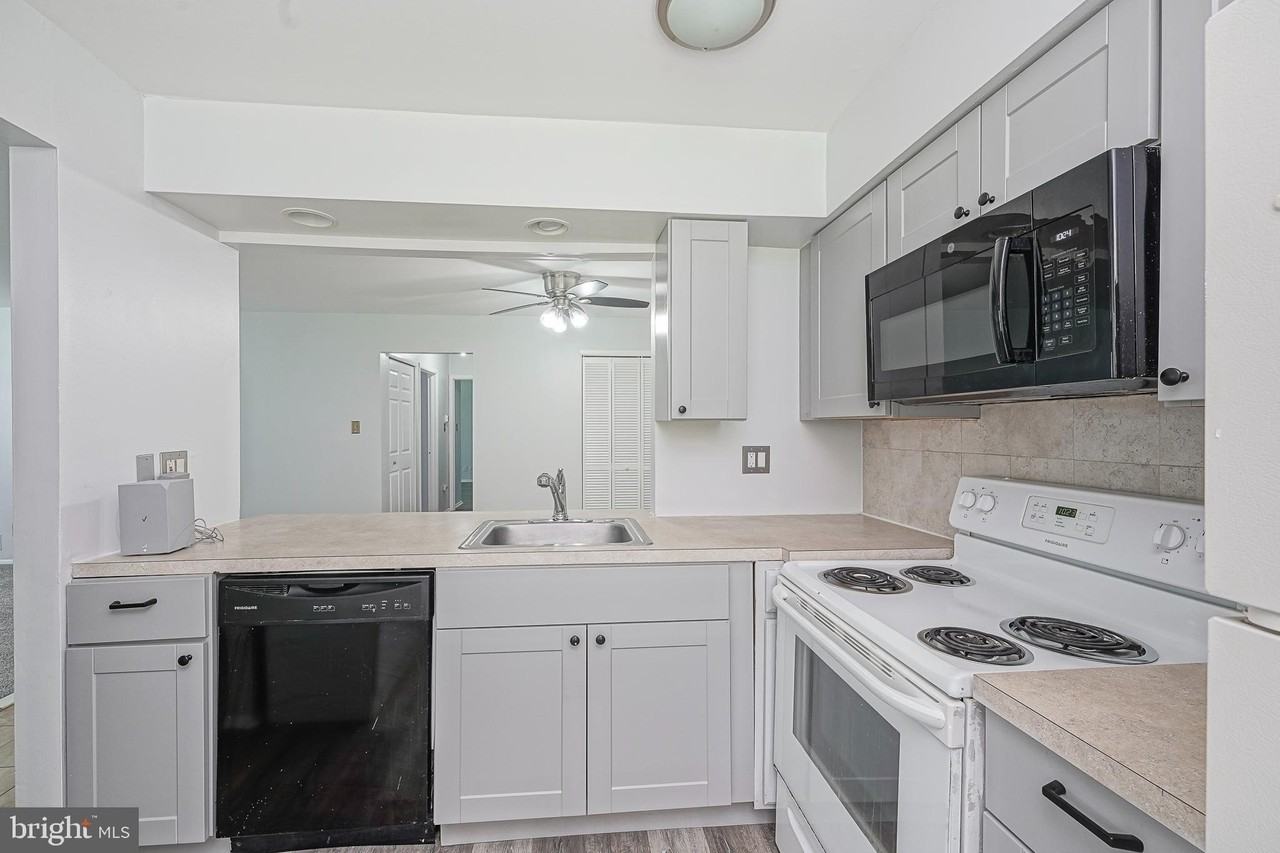 366A Delancey Pl - Photo 5 of 25