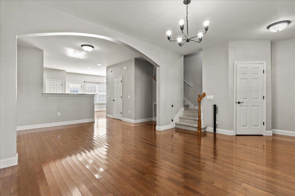 410 Ashbury Cir - Photo 4 of 25