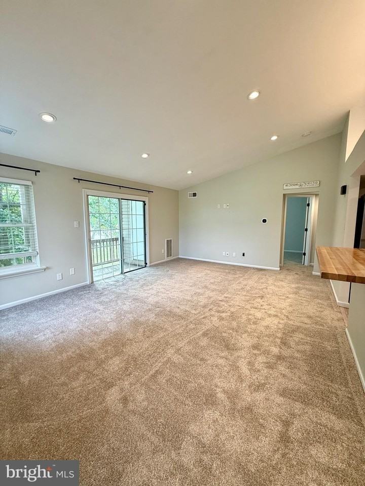 28022 Beacon Hill Dr - Photo 5 of 17
