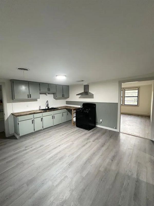 1402 Eugene St - Photo 2 of 7