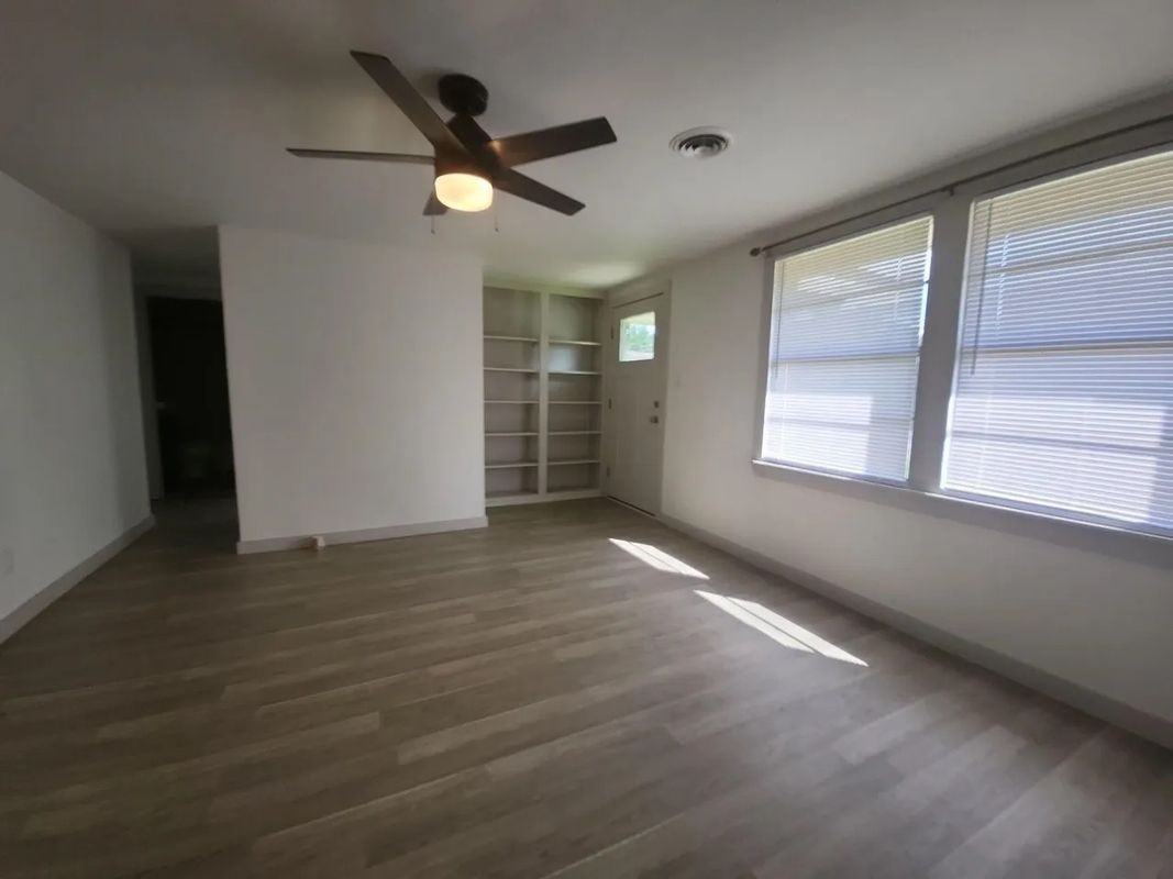 1402 Eugene St - Photo 3 of 7