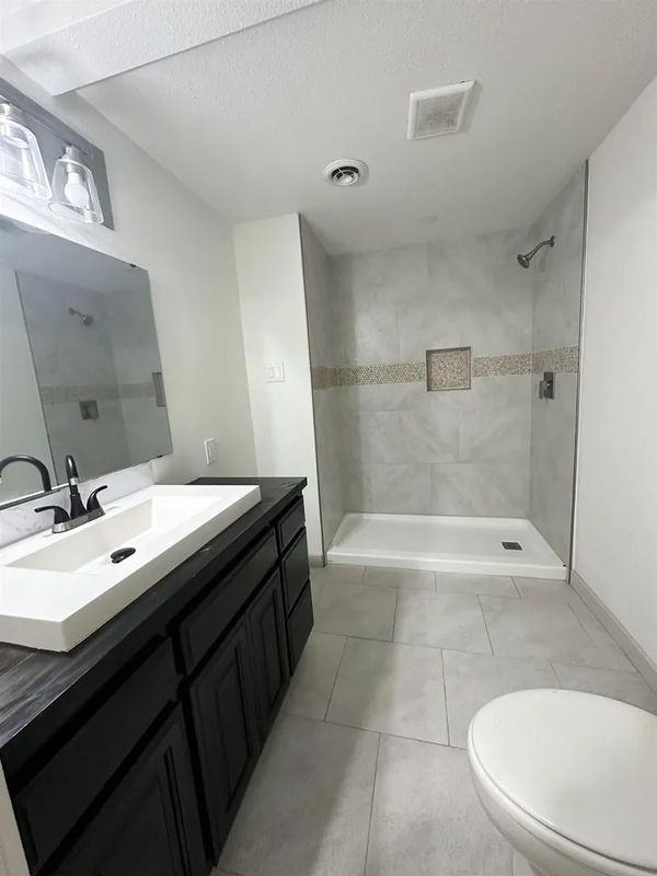 1402 Eugene St - Photo 4 of 7