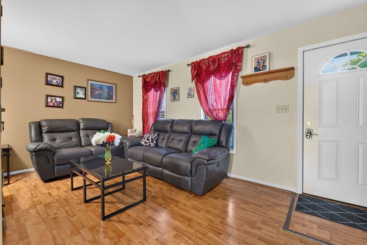 134 Ashley Dr - Photo 4 of 25
