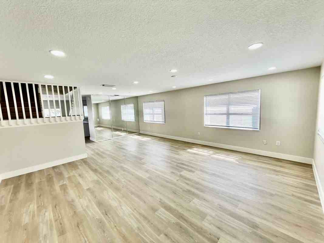 12149 Nw 34th St - Photo 5 of 37
