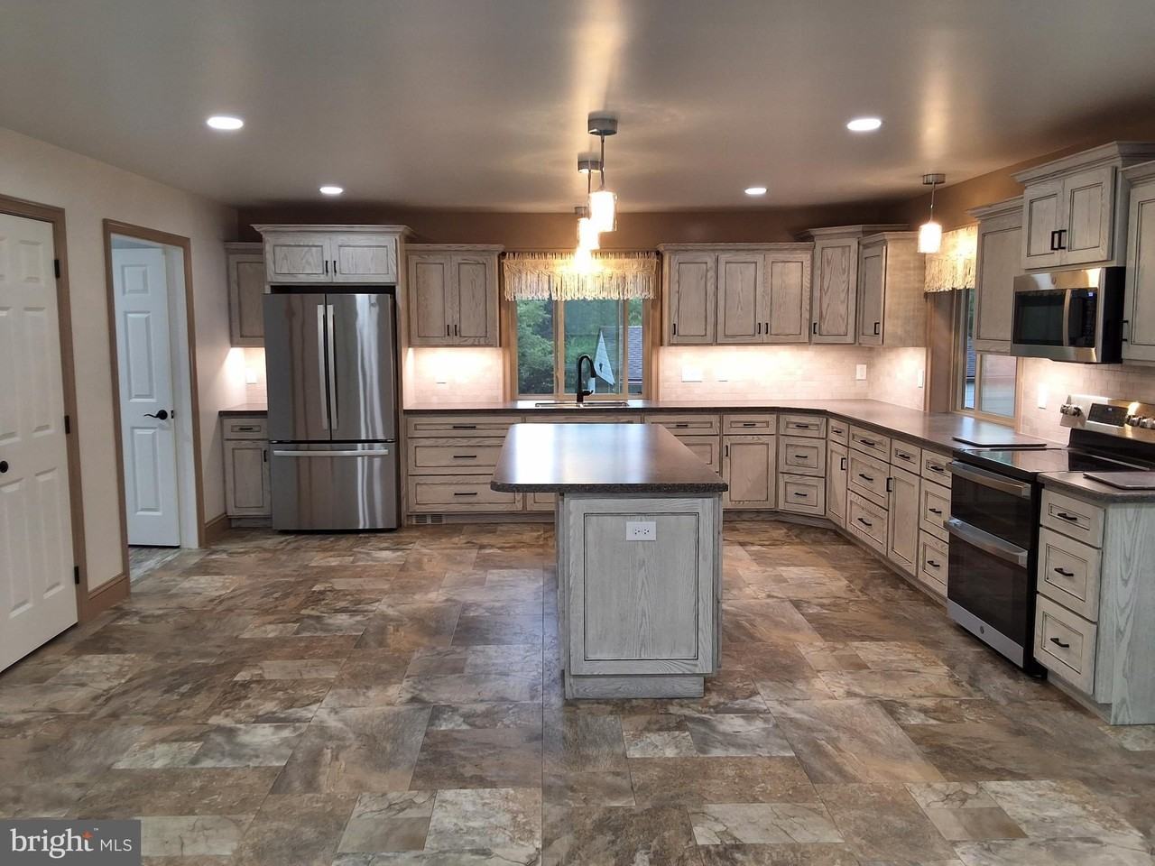 1689 Reading Rd - Photo 3 of 14