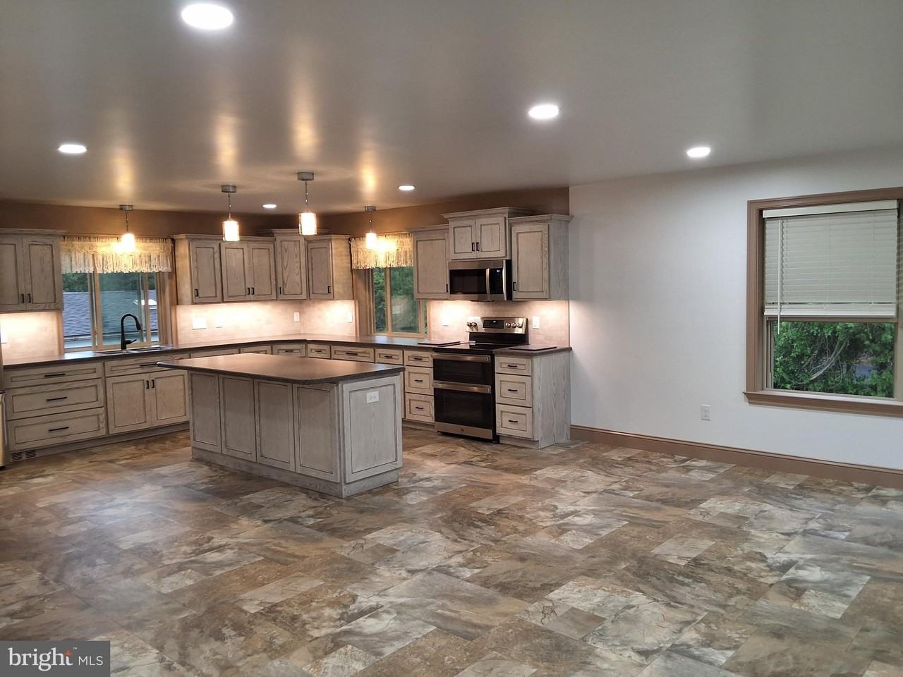 1689 Reading Rd - Photo 4 of 14