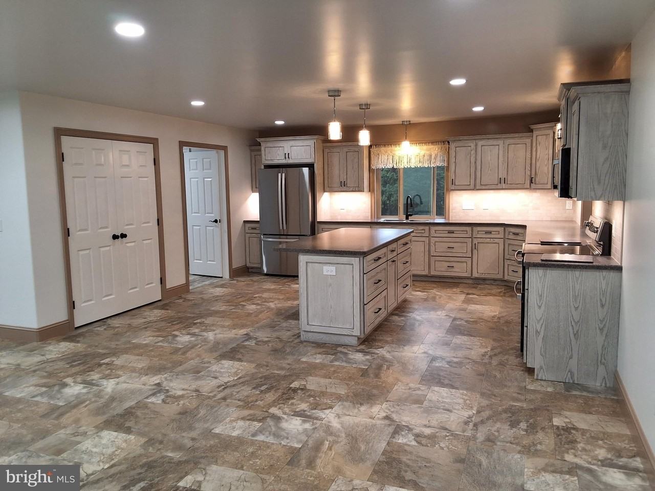 1689 Reading Rd - Photo 5 of 14