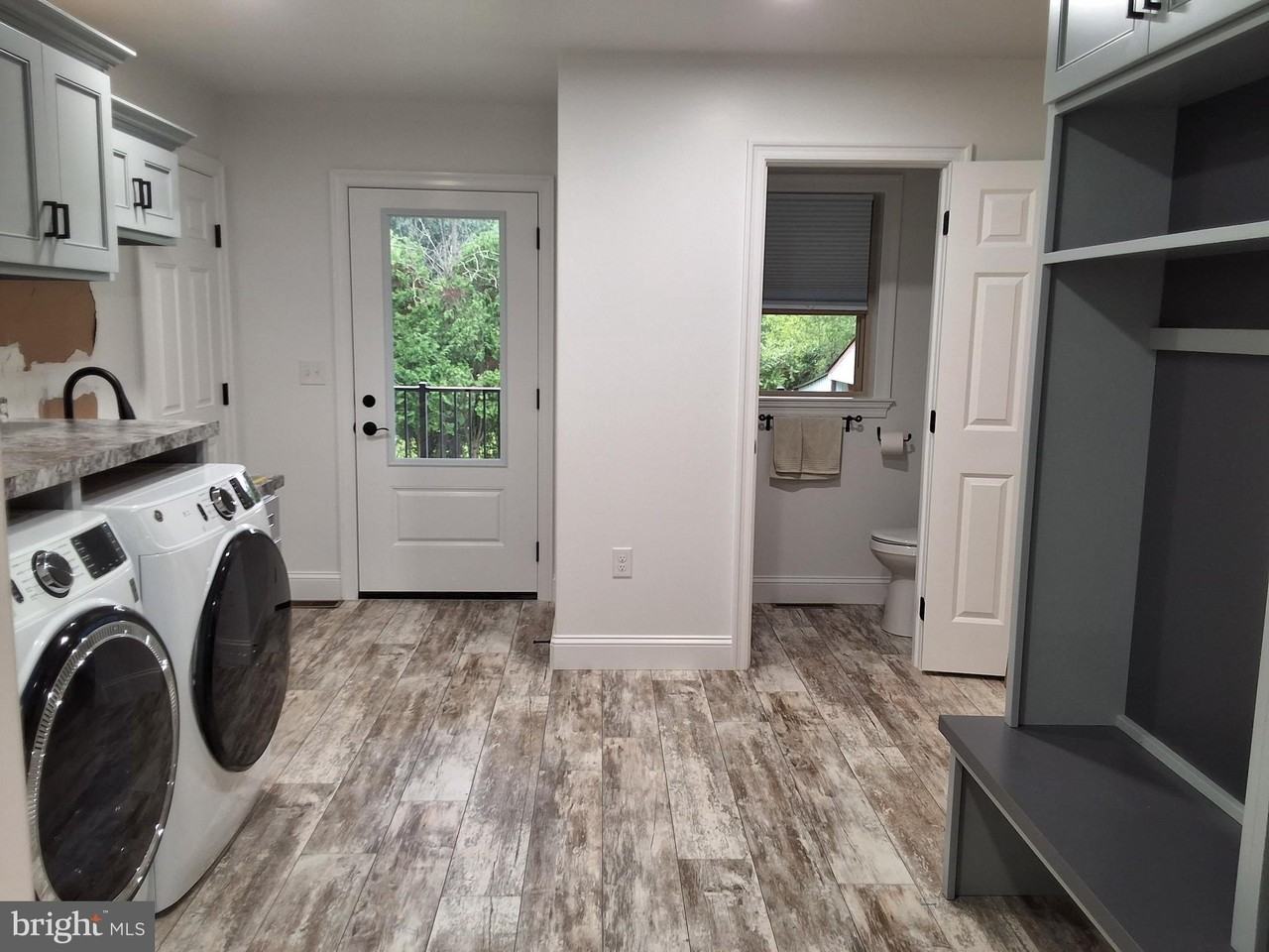 1689 Reading Rd - Photo 6 of 14