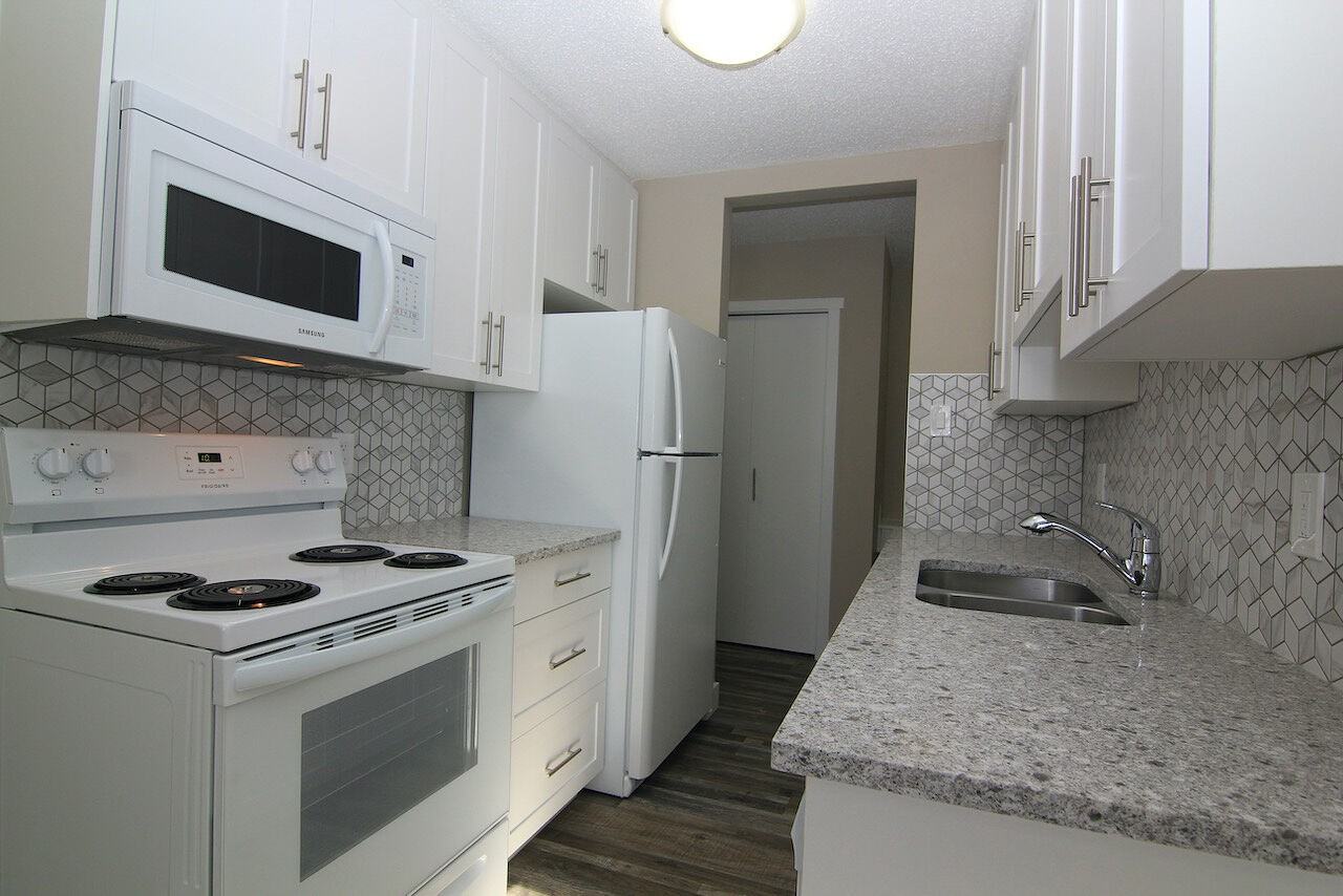 10150 83 Ave Nw - Photo 4 of 17