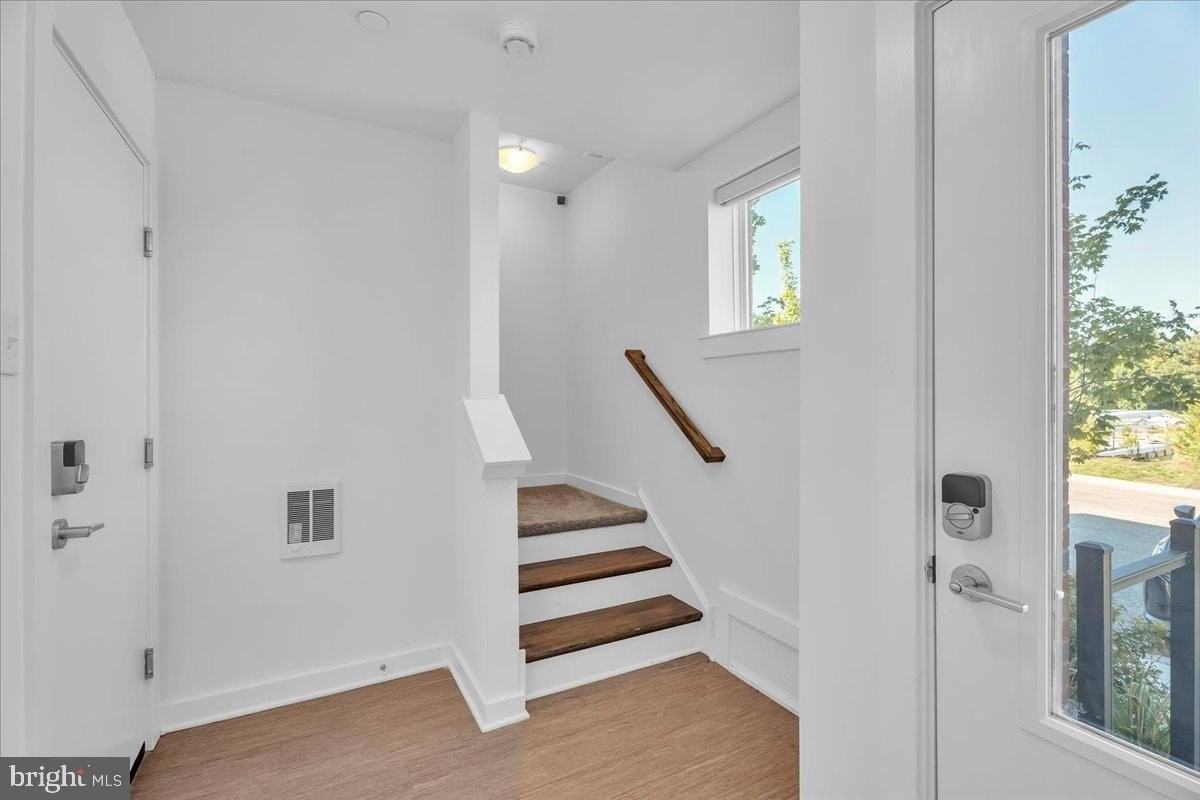 904 Riverplace Dr - Photo 4 of 29