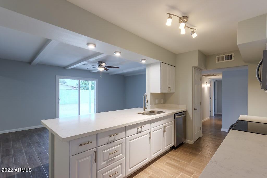 1654 N Queensbury #1 - Photo 3 of 10