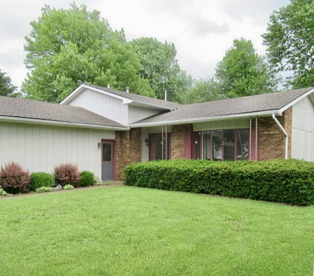 1026 Illinois Dr #1 - Photo 2 of 21