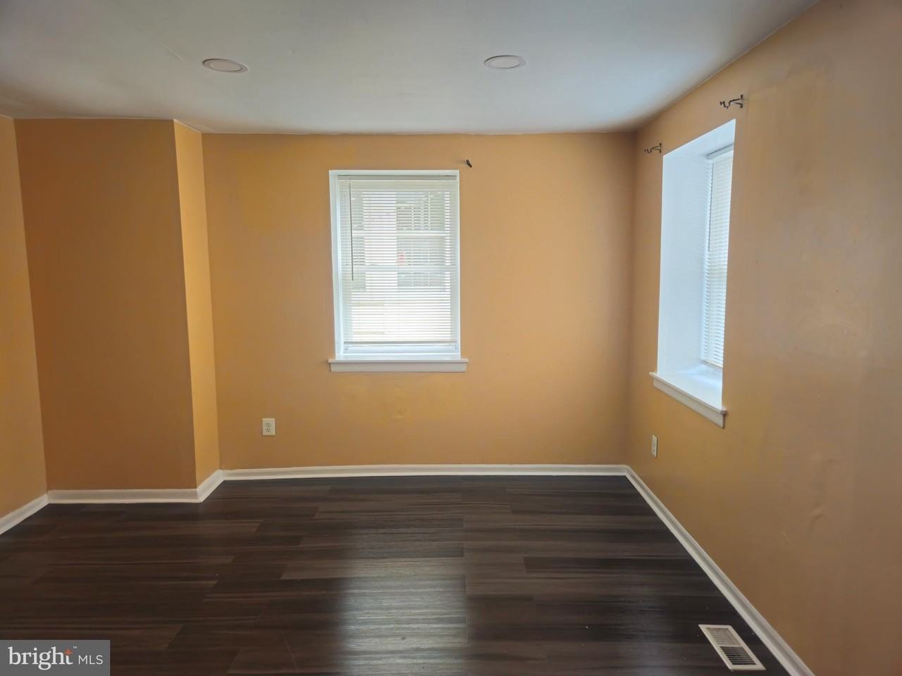 218 E Price St #1stFL - Photo 3 of 25