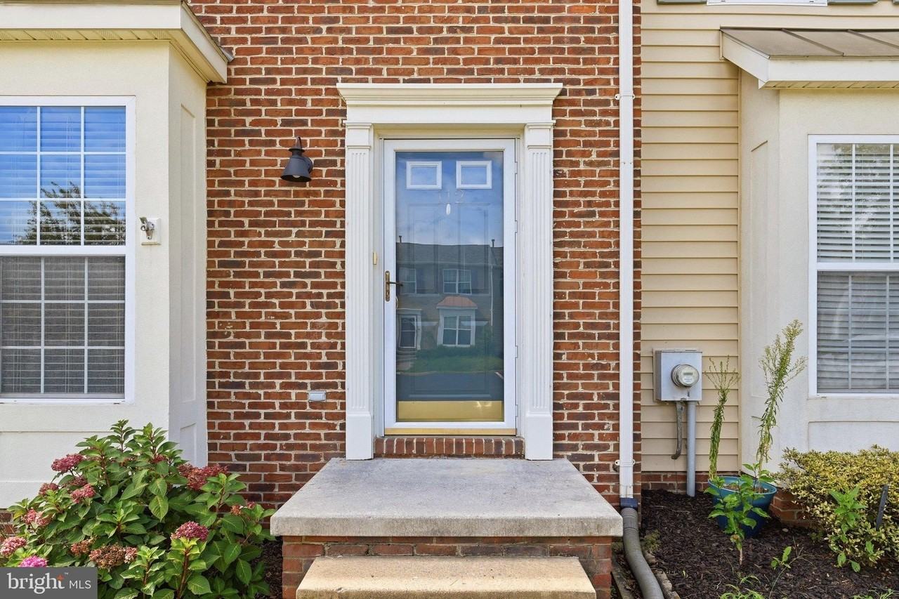 112 Chatham Sq - Photo 3 of 26
