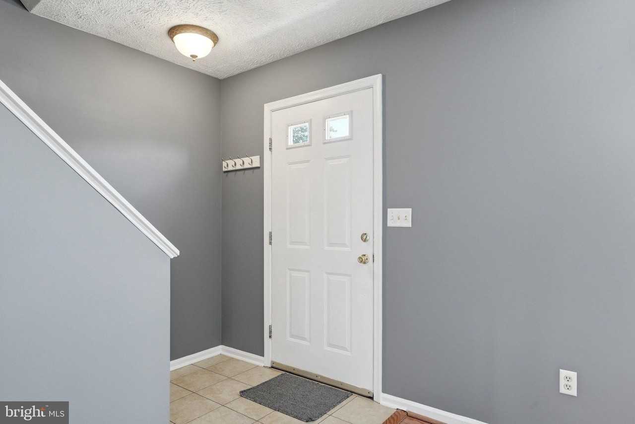 112 Chatham Sq - Photo 5 of 26
