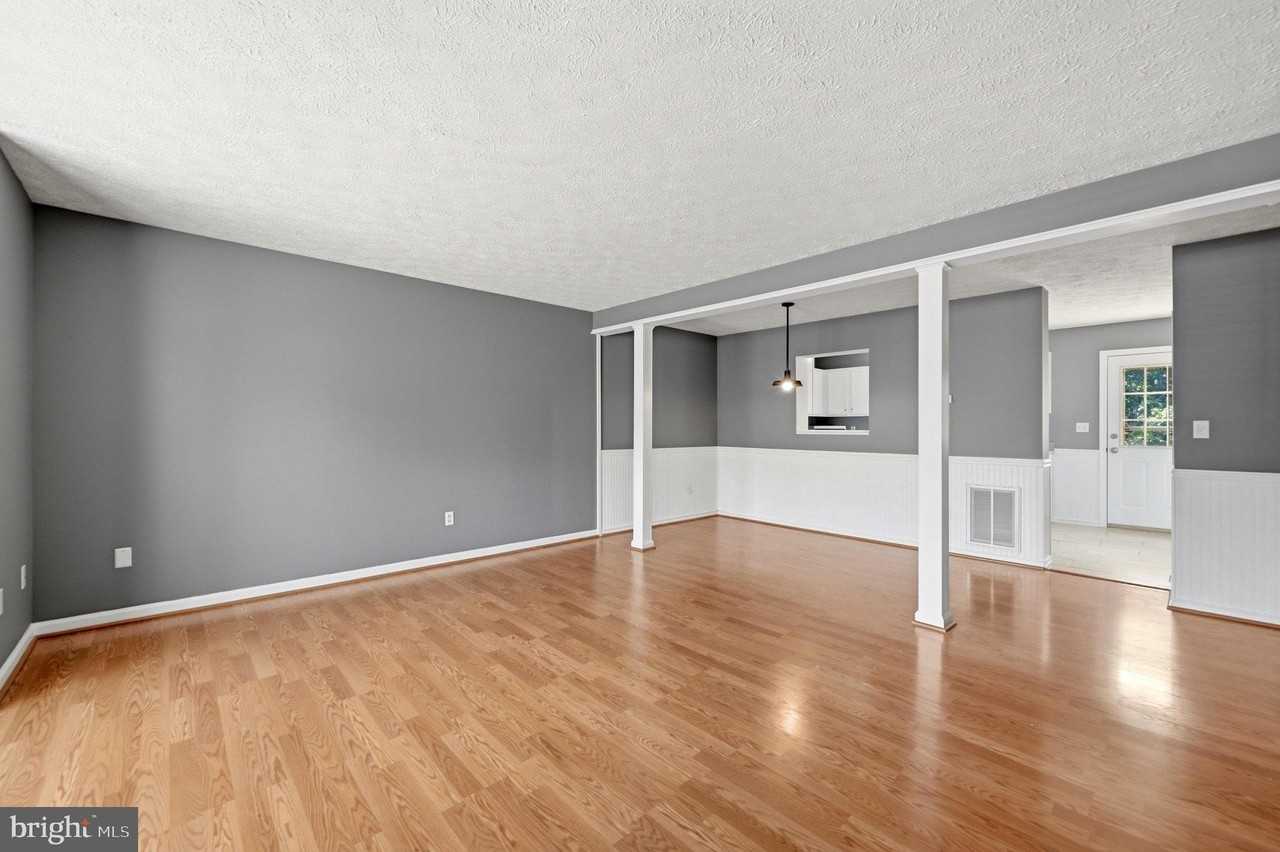 112 Chatham Sq - Photo 6 of 26