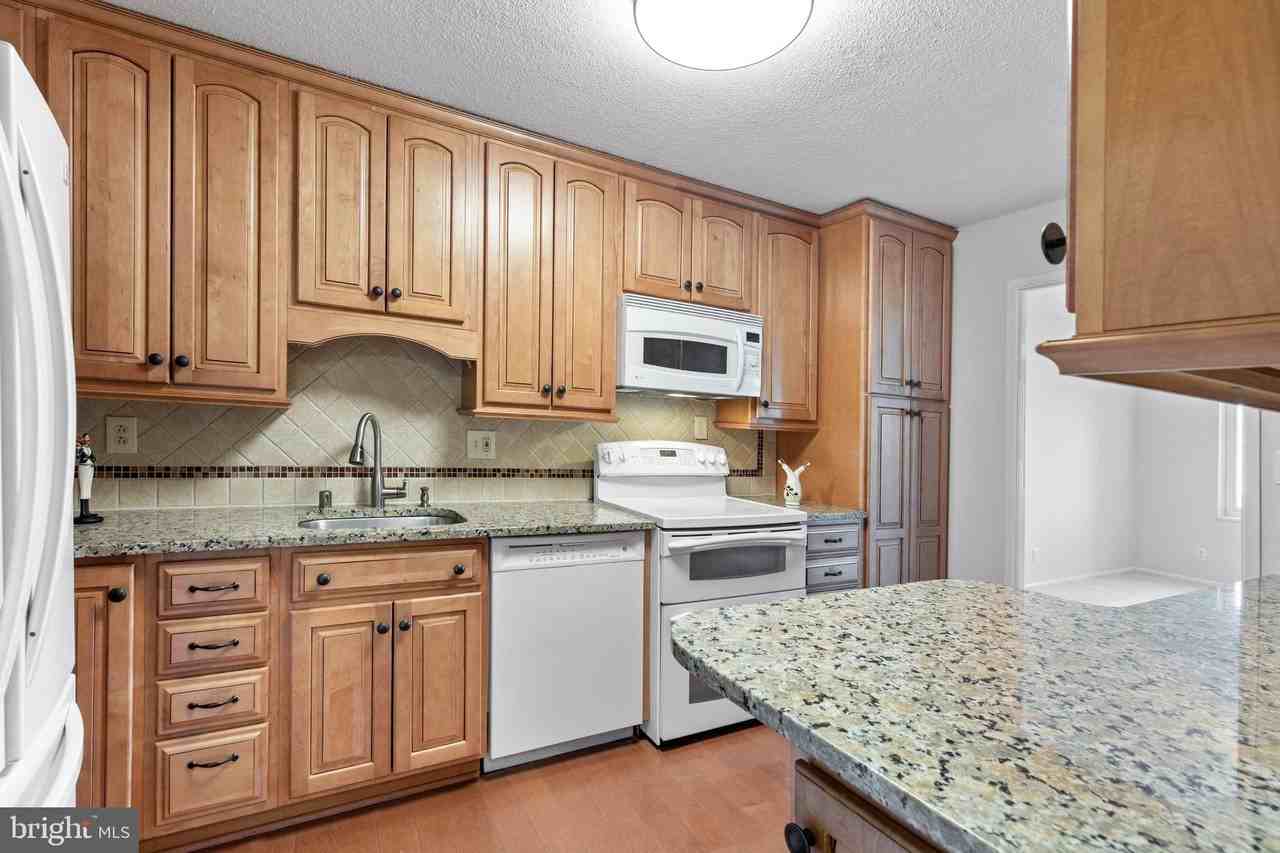 8360 Greensboro Dr #721 - Photo 4 of 43