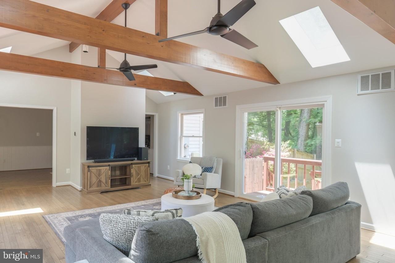 701 Ridge Dr - Photo 4 of 37
