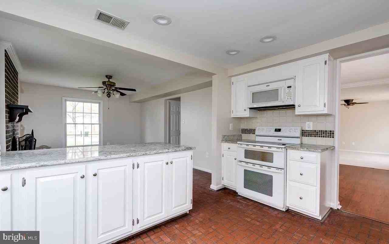 12856 Fantasia Dr - Photo 6 of 28