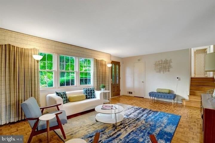 4902 Ravensworth Rd - Photo 5 of 48
