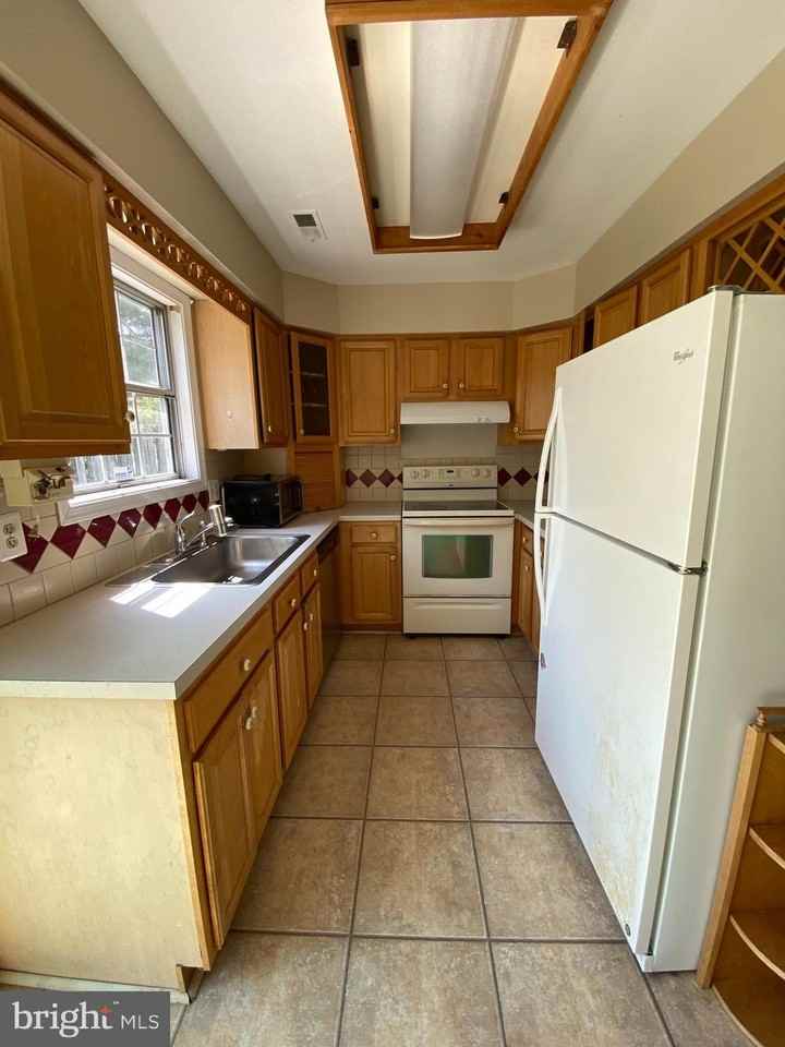8701 Point Of Woods Dr - Photo 4 of 16