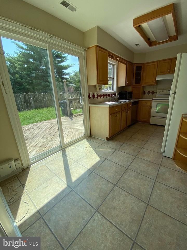 8701 Point Of Woods Dr - Photo 5 of 16